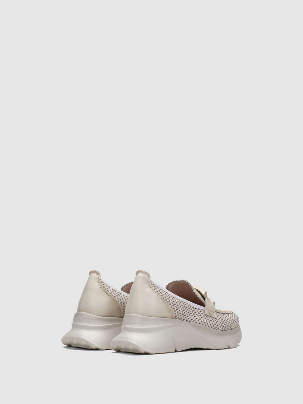 Sapatos com Apliques em Branco Cru