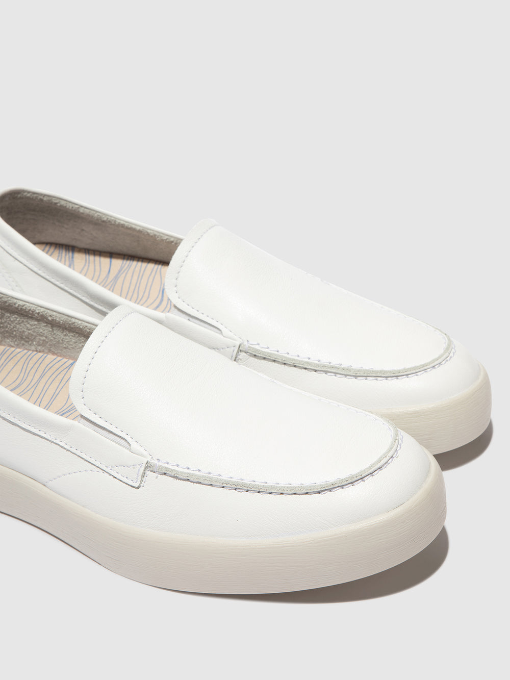 Sapatos Slip-on em Branco