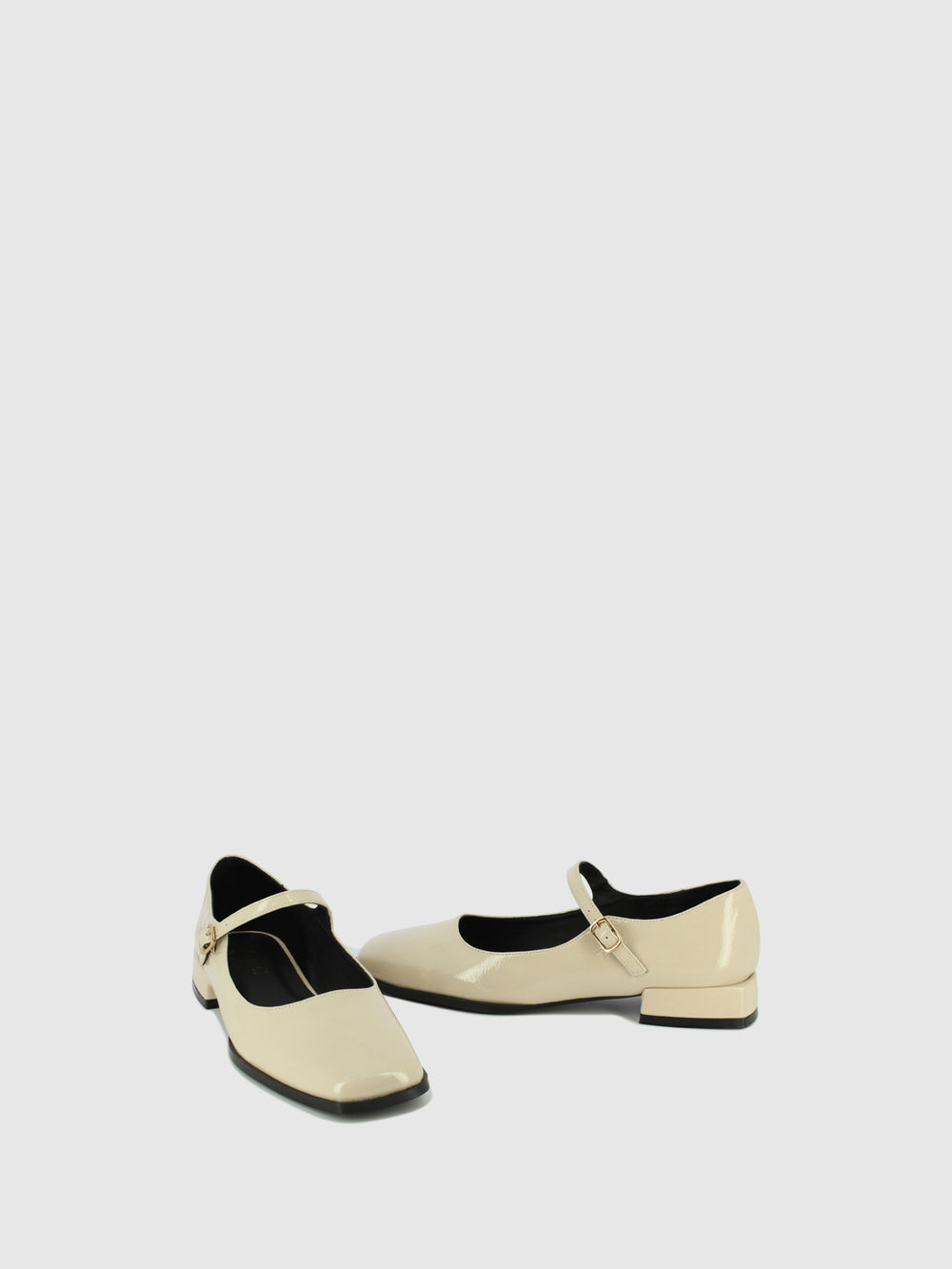 Sapatos com Fivela em Bege