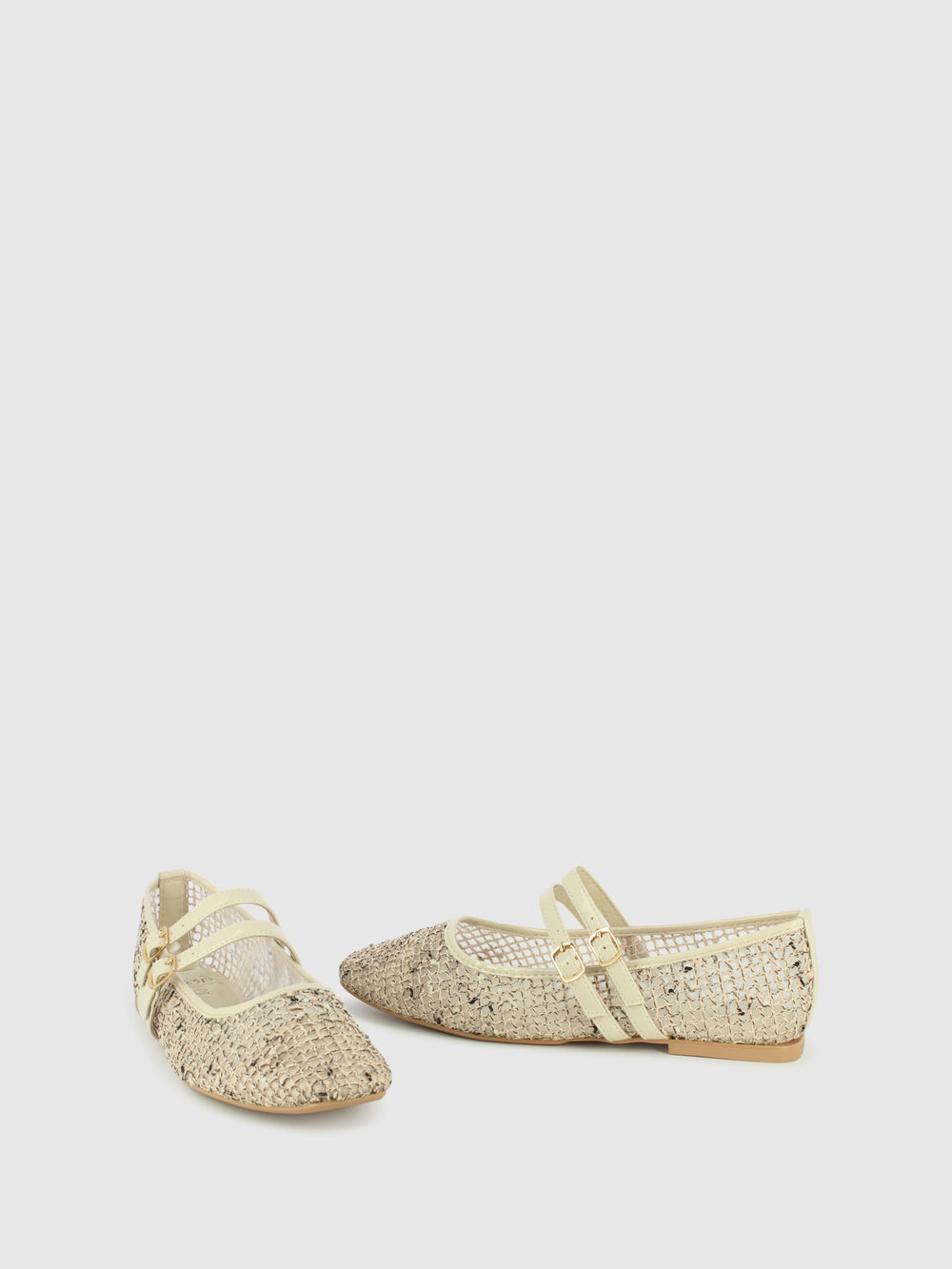 Sapatos com Fivela em Bege