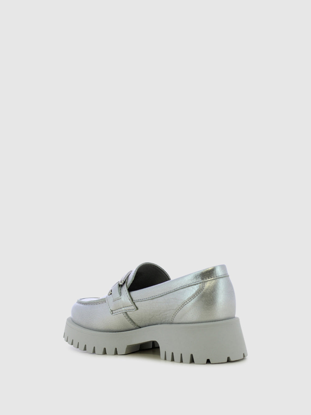 Loafers com Apliques Metálicos em Prateado