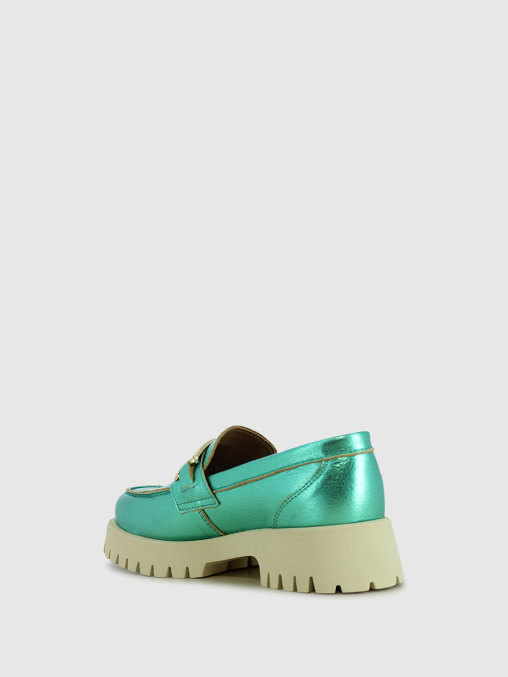 Loafers com Apliques Metálicos em Verde