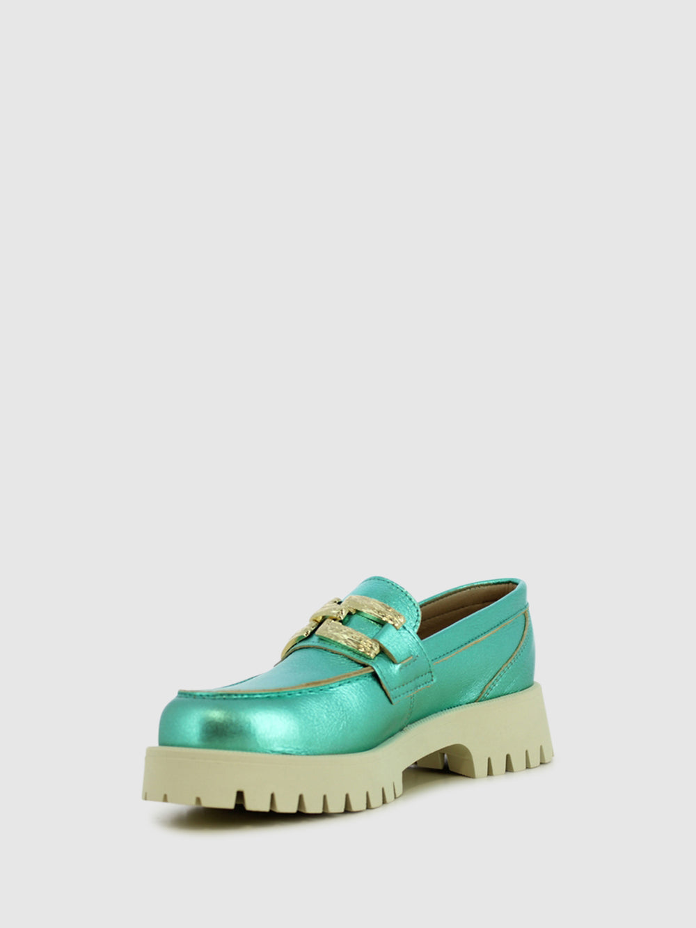 Loafers com Apliques Metálicos em Verde