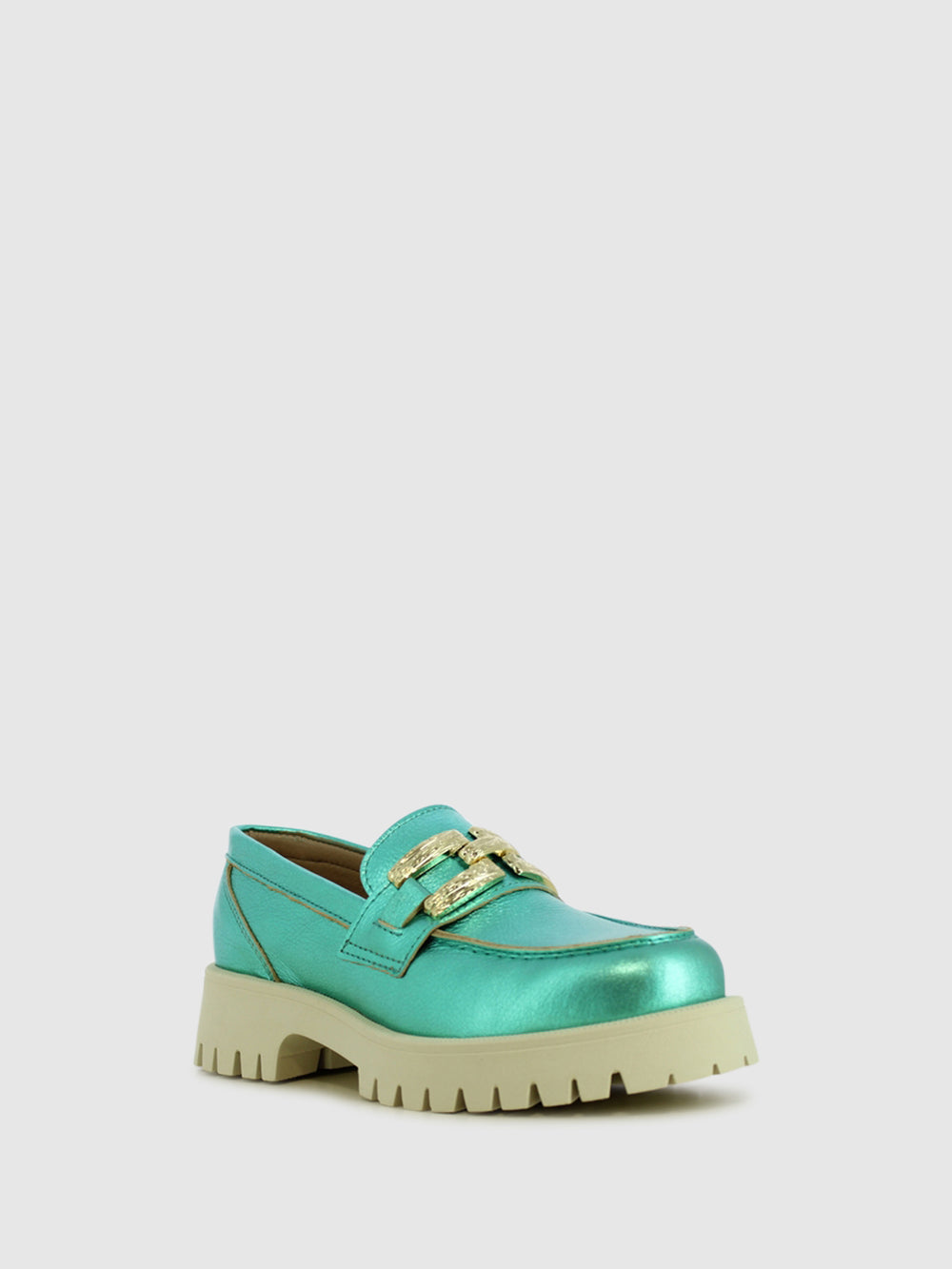 Loafers com Apliques Metálicos em Verde