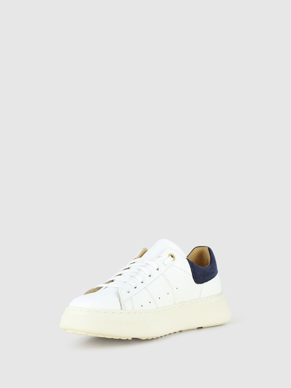 Ténis com Atacadores em Branco