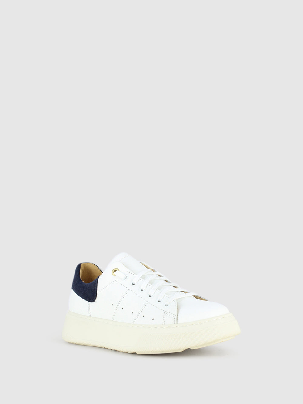 Ténis com Atacadores em Branco