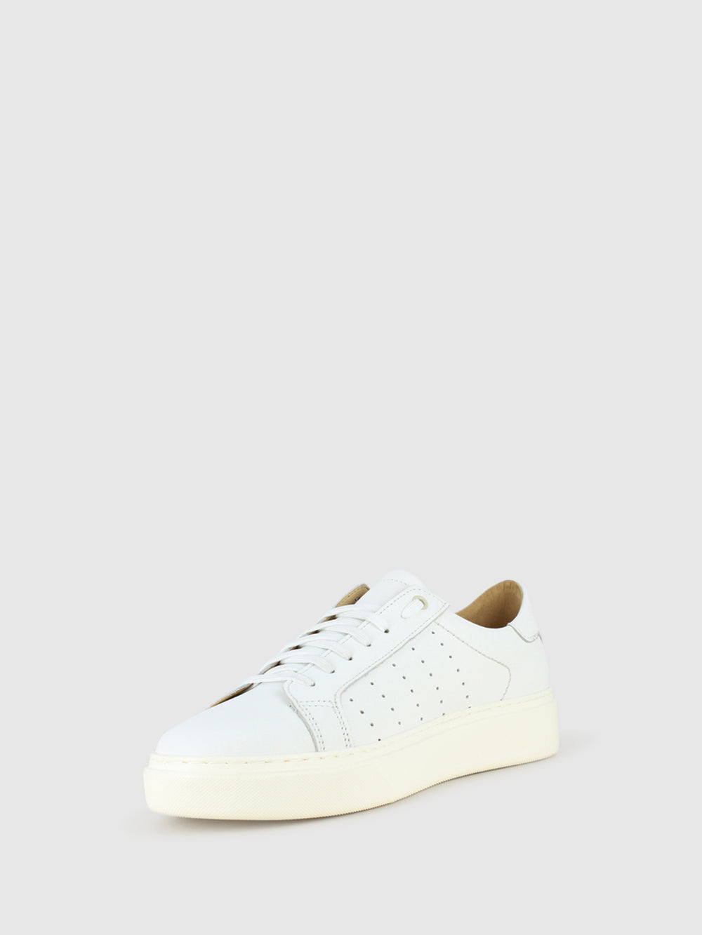 Ténis com Atacadores em Branco