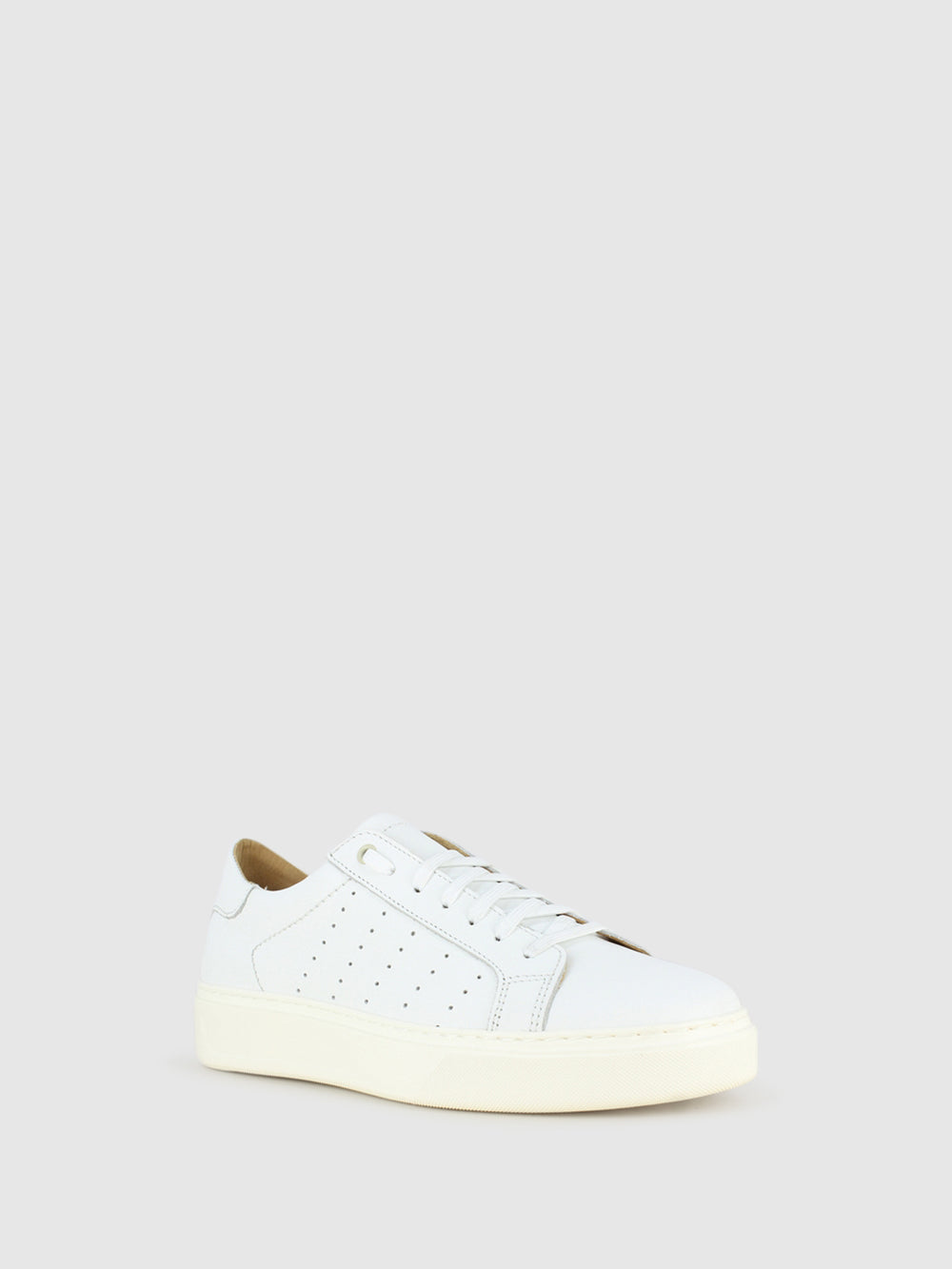 Ténis com Atacadores em Branco