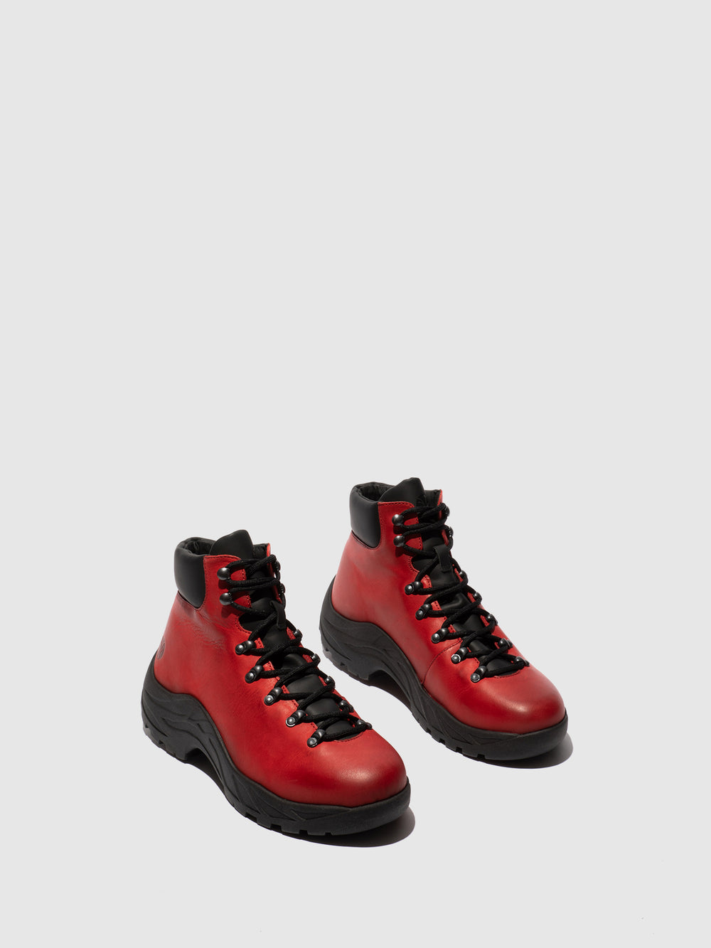Botins com Atacadores em Vermelho Preto