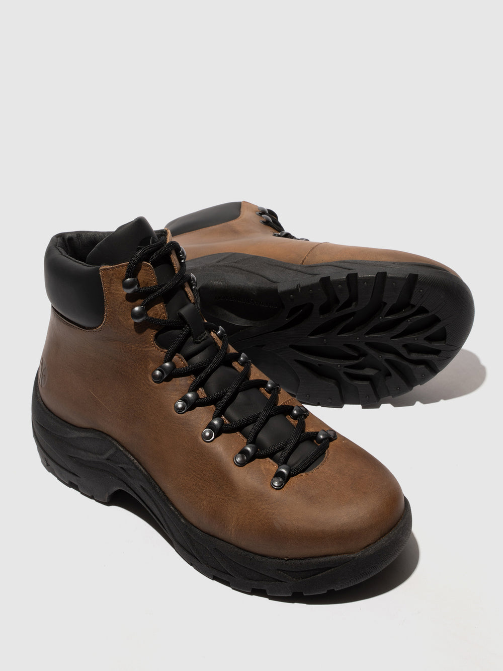 Botins com Atacadores em Camel e Preto