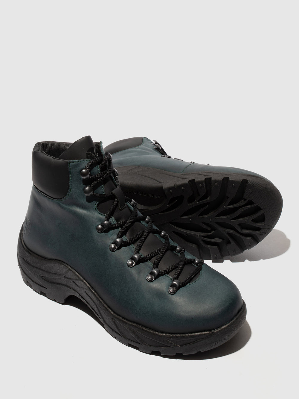 Botins com Atacadores em Petróleo e preto