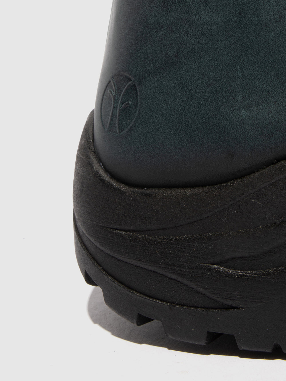 Botins com Atacadores em Petróleo e preto