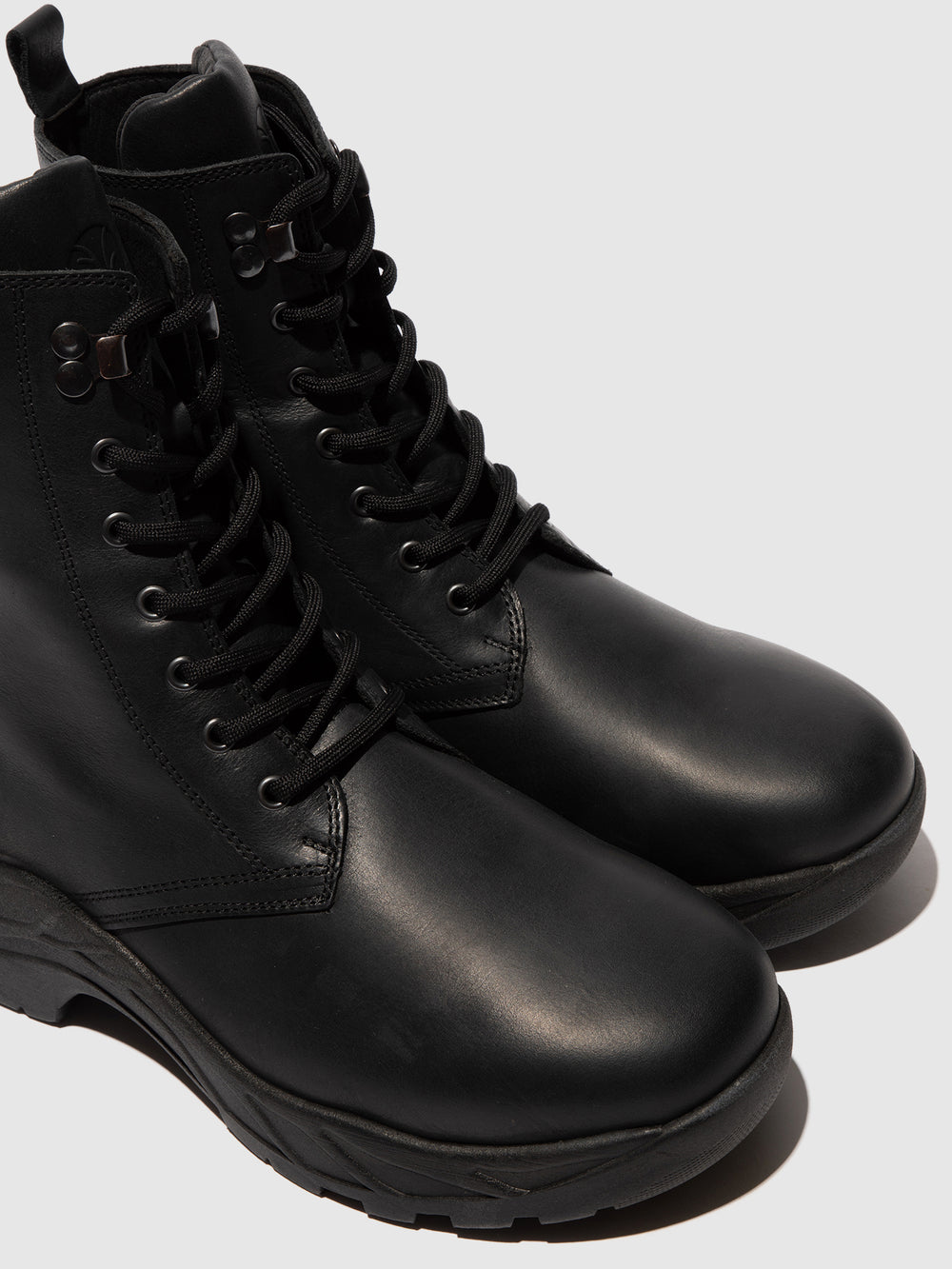 Botins com Atacadores em Preto