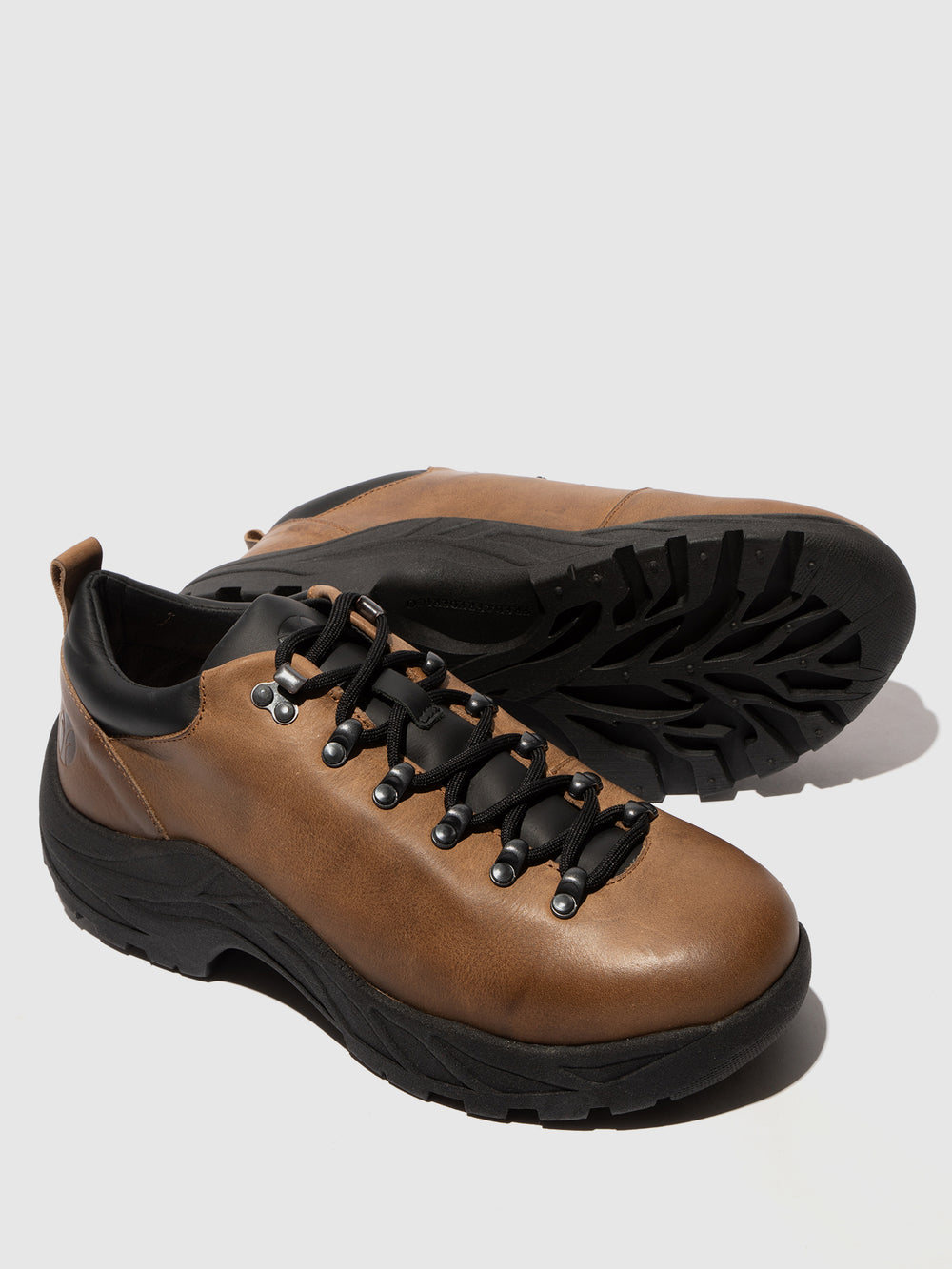 Sapatos com Atacadores em Camel e Preto