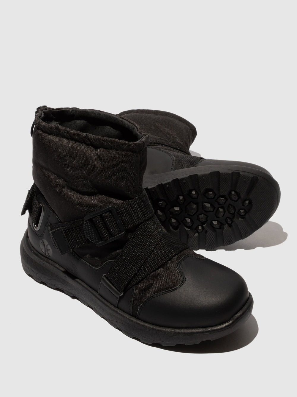 Botins com Fivela em Preto
