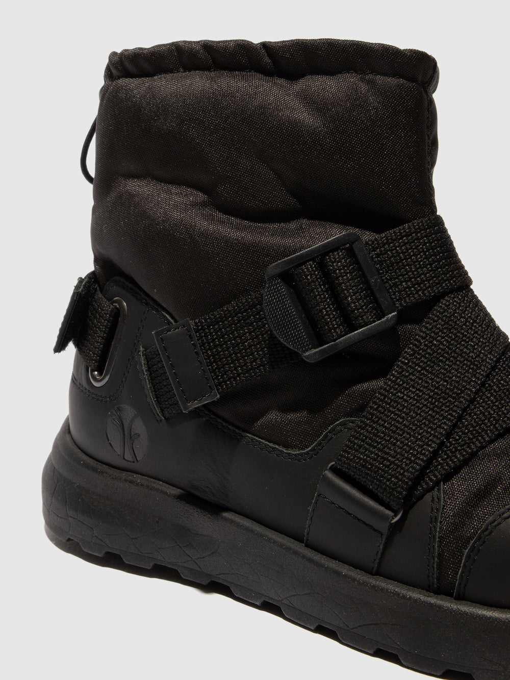 Botins com Fivela em Preto