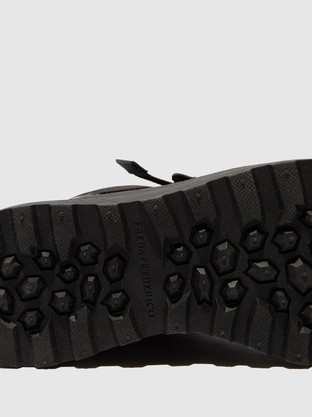 Botins com Fivela em Preto