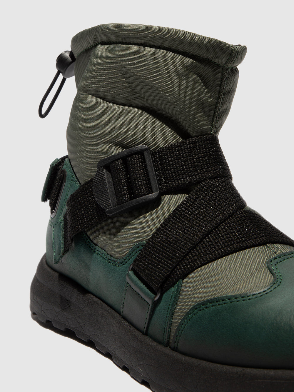 Botins com Fivela em Preto e Turquesa