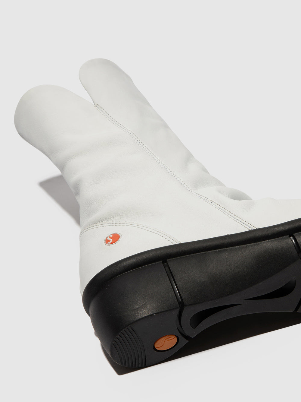 Botas com Fecho em Branco