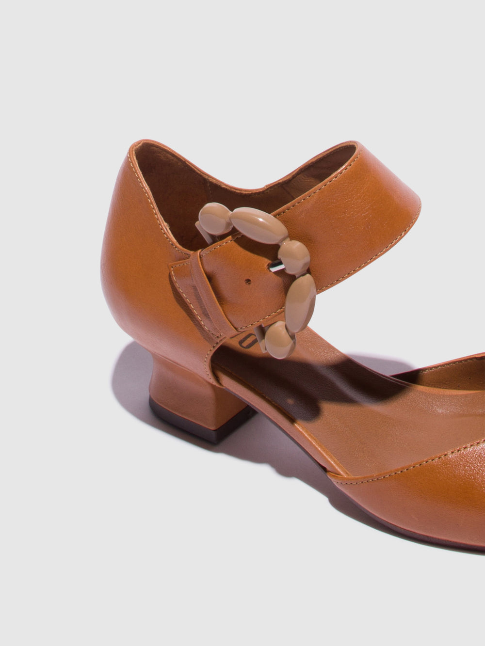 Sapatos com Fivela em Camel