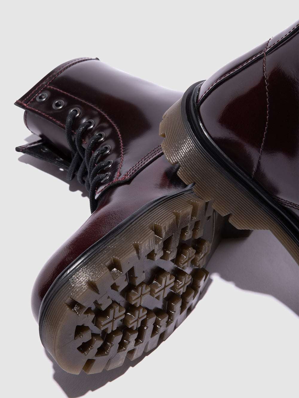 Botins com Atacadores em Carmesim