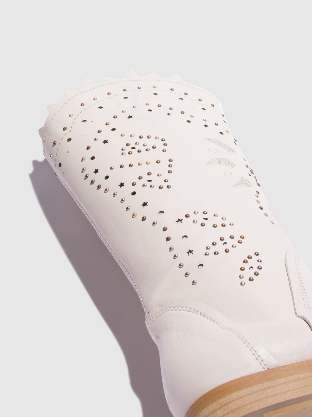 Botas com Ponta Redonda em Branco Cru