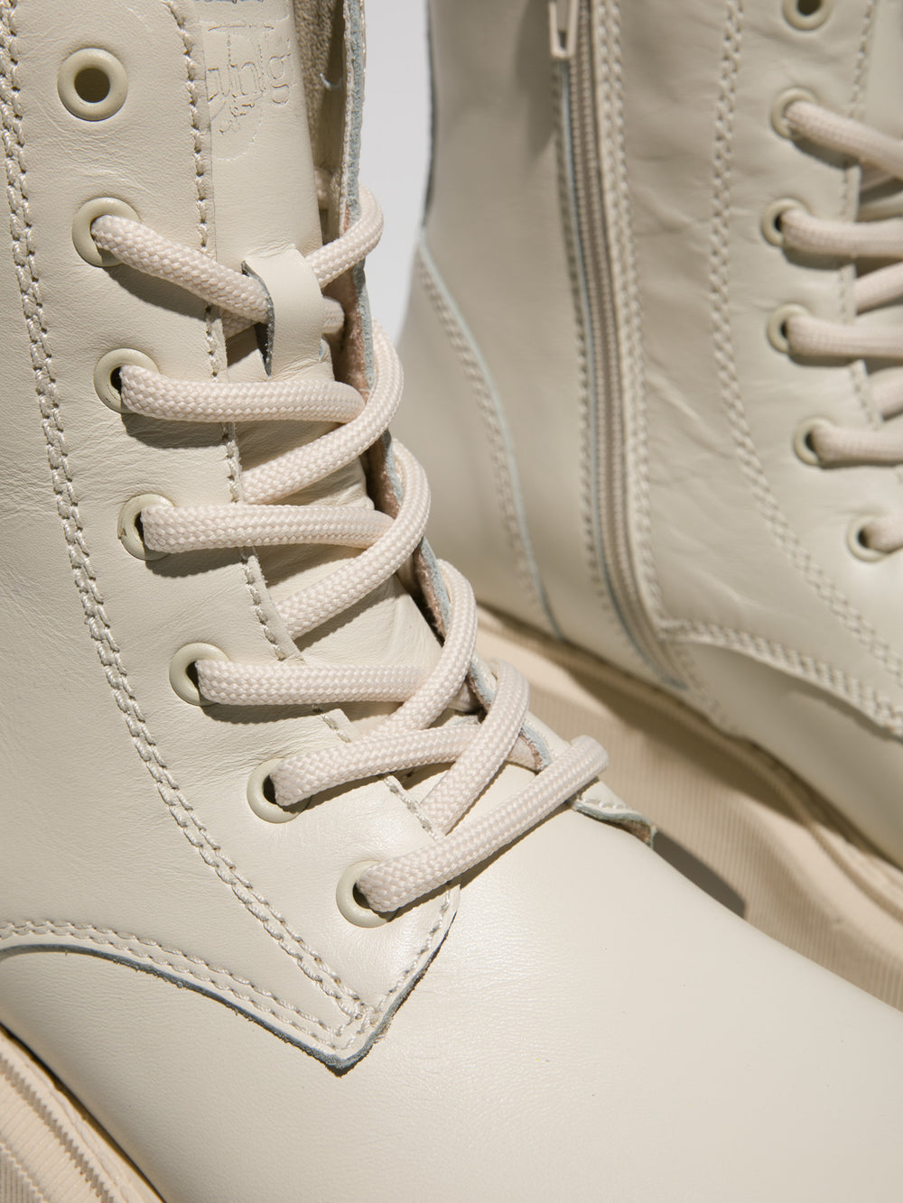 Botins com Atacadores em Bege
