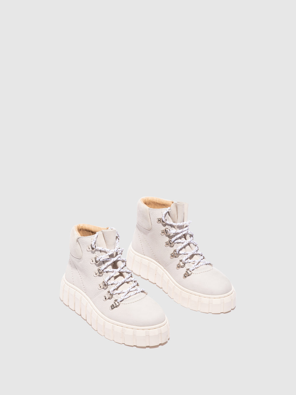 Botins com Atacadores em Branco Cru