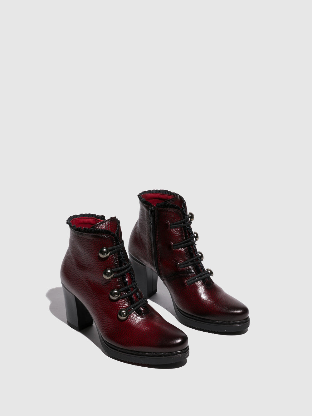 Botins com Atacadores em Carmesim