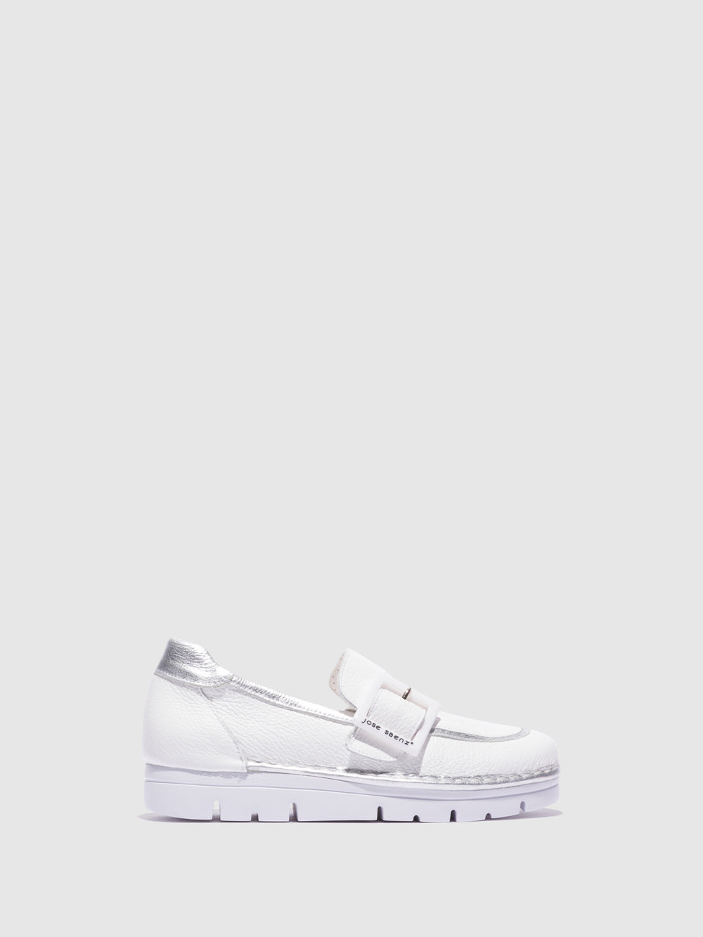 Sapatos com Fivela em Branco