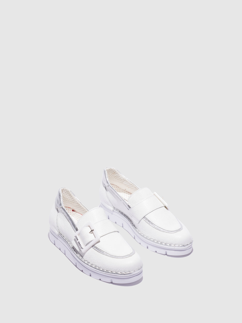 Sapatos com Fivela em Branco