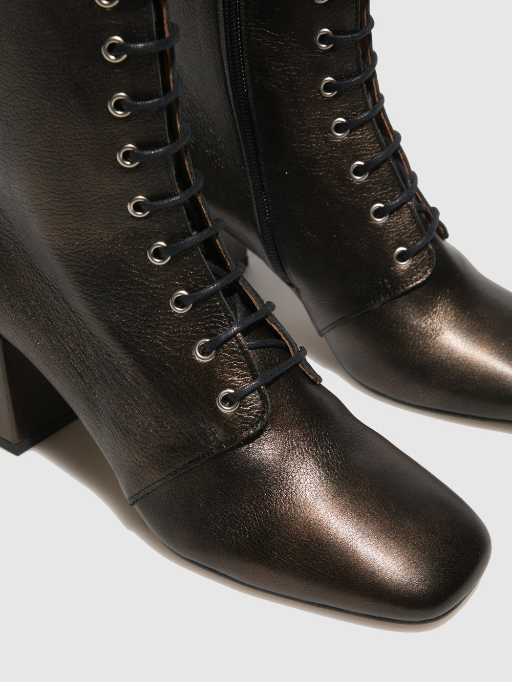 Botins com Atacadores em Bronze