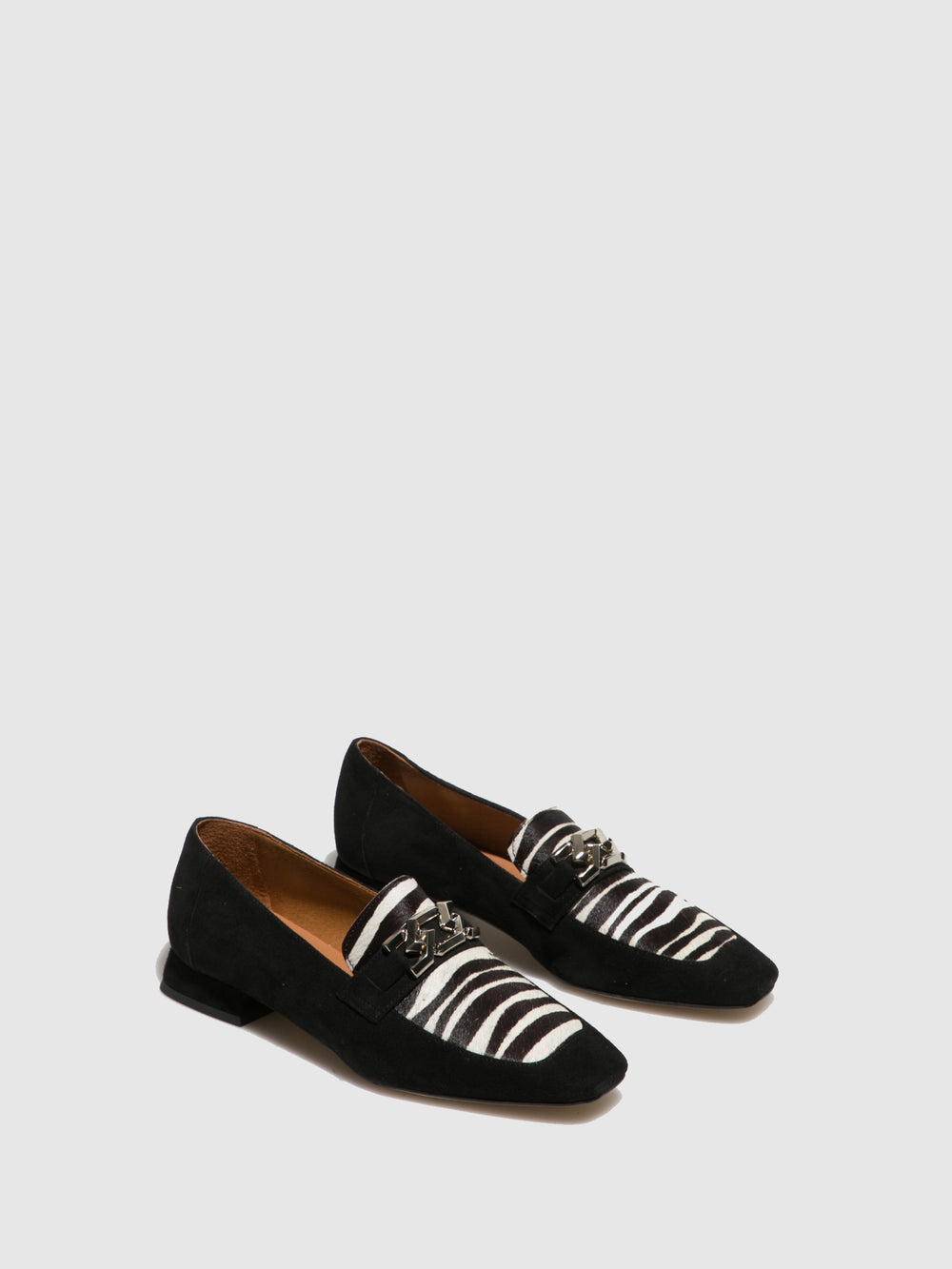 Sapatos com Apliques em Preto Branco