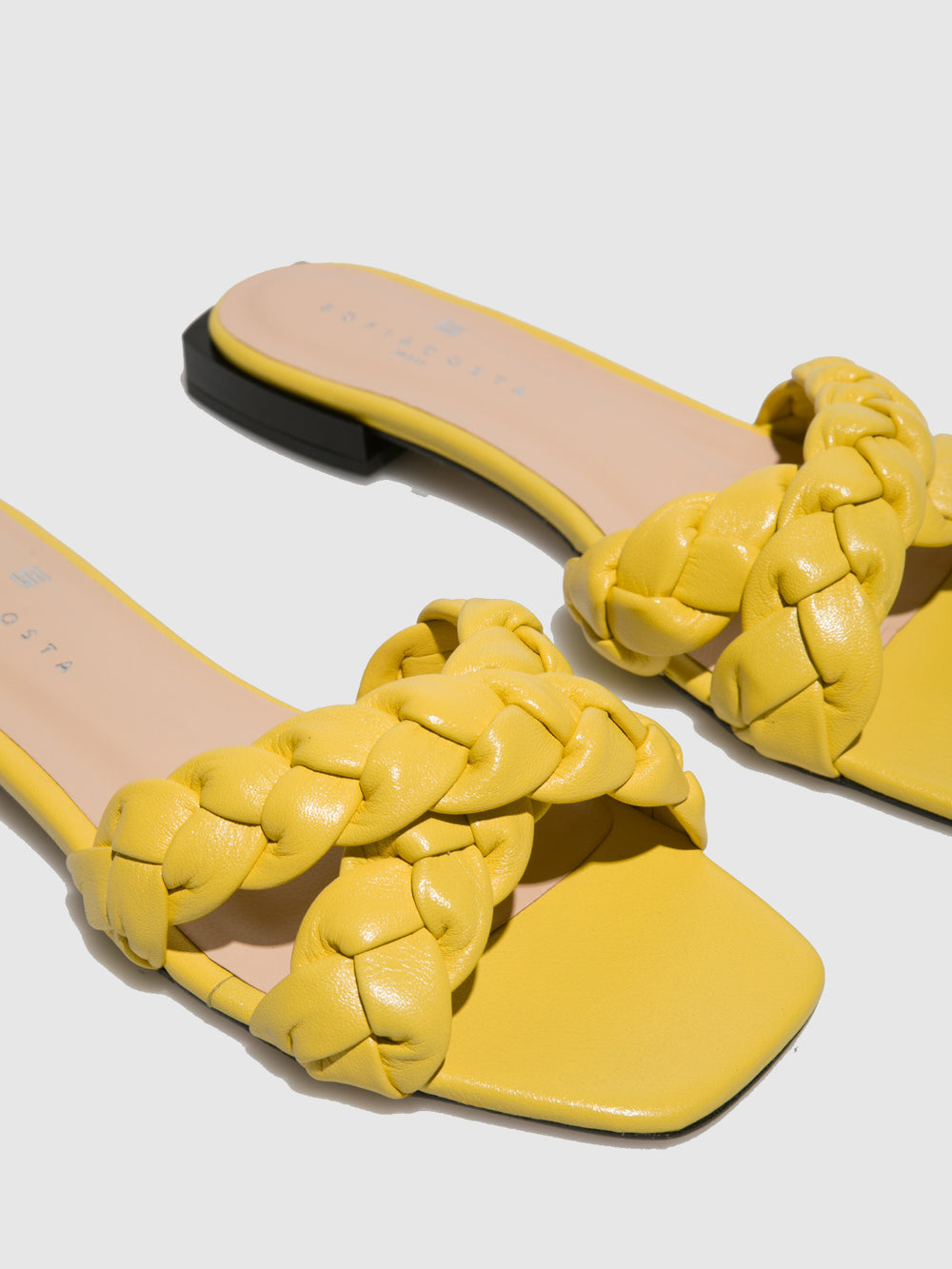 Sandálias Rasas em Amarelo
