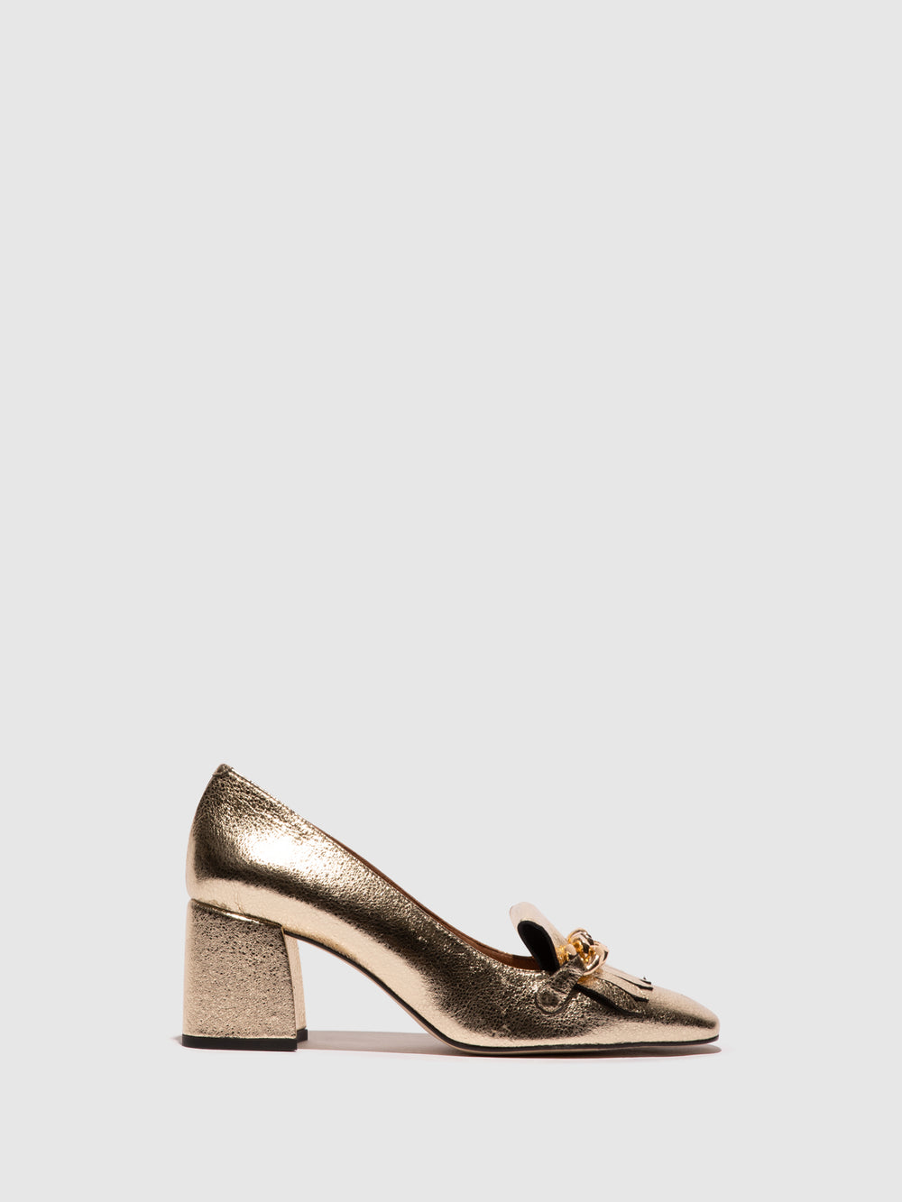 Sapatos com Apliques em Dourado