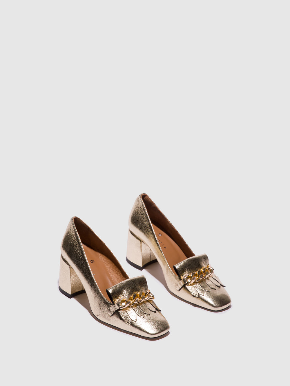 Sapatos com Apliques em Dourado