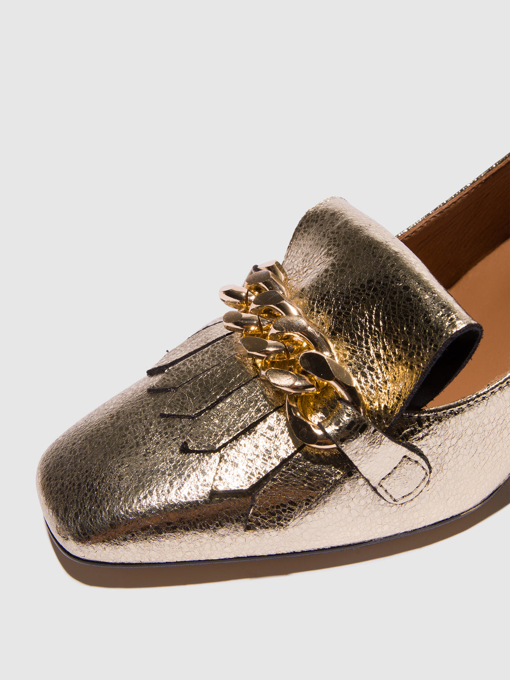 Sapatos com Apliques em Dourado